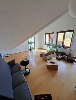 Gemütliche, schöne 2-Zi.-DG-Whg * EBK + TL-Bad + Dachloggia + TG-Stpl. in guter Lage! - Schorndorf (Baden-Württemberg)