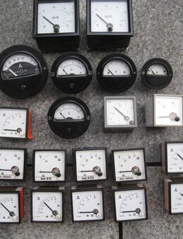 Messgeräte zum Messen von Temperaturen, Drücke, Spannungen, Ströme, Frequenzen und Betriebsstunden. - Wesseling