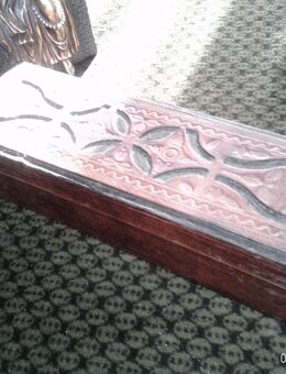 Geprägte gotische Ornamente Leder bezogene Schatulle für eine Reitpeitsche um 1960 wohl Frankreich sehr gute Erhaltung Masse: 14 x 9 x 40 cm - Sternenfels