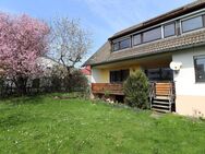 Viel Raum für Ihre Ideen! - Zweifamilienhaus mit sonnigen Balkonen, idyllischem Garten und Garage - Laichingen