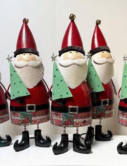 5 Weihnachtsmänner aus Metall rot/ grün lackiert - Weinstadt