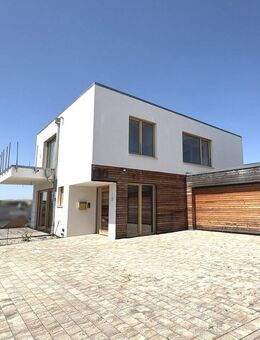 Modernes Einfamilienhaus mit Einliegerwohnung, Pool und traumhaftem Garten - Bad Friedrichshall