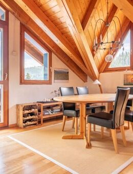 PROVISIONSFREI - Traumhafte DG-Wohnung in naturnaher Lage mit Domblick sowie Garten und Doppel-Garage - Sankt Blasien