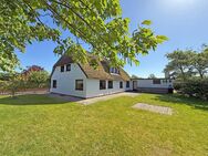 Reetdachhaus in Ortsrandlage mit Ausblick - Alkersum