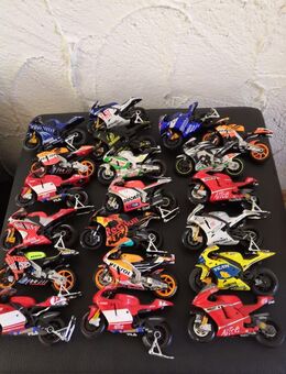 20 MotoGP Motorräder 1:18 Minichamps Maisto Rossi Stoner usw. - Hilst
