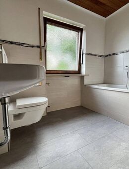 Lichtdurchflutete 4-Zimmer-Wohnung, frisch saniert, neue Bäder, neue Einbauküche, Bergblick - Dietramszell