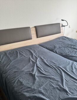 Modernes Holzbett mit Kopfteil – sehr guter Zustand - Wiesbaden Dotzheim