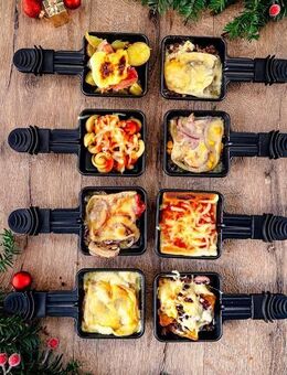 Raclette Essen mit einer netten schlanken Sie. - Rietberg Mastholte