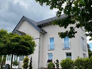 Großzügiges Einfamilienhaus mit fünf Schlafzimmern, lichtdurchflutetem Wohnambiente und gepflegtem Garten – ideal für Familien - Arzfeld