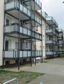 Ihre neue Wohnung: Renovierte 2-Zimmer-Wohnung mit Balkon und Einbauküche! - Landshut