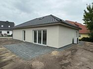 Bungalow-Neubau, Erstbezug schlüsselfertig in Baulücke in Neuenkirchen bei Soltau, in wenigen Wochen bezugsfertig. - Neuenkirchen (Landkreis Heidekreis)