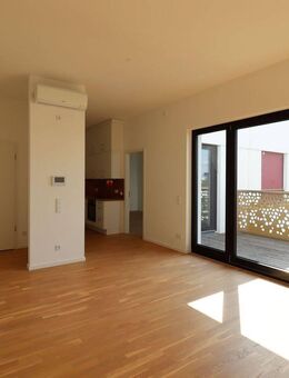2 ZIMMER - STAFFELGESCHOSSWOHNUNG - BALKON - EINBAUKÜCHE - Berlin
