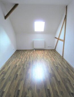 ***Hergeschaut*** Dachgeschoss mit schickem Tageslichtbad, Eckbadewanne und kleiner Dachterrasse - Chemnitz