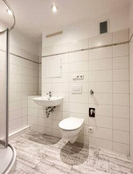 Tolles Bad mit Dusche +++ Küche mit Fenster +++ großer Balkon - Plauen