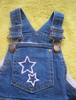 NEU * Niedlich * Baby * BOY oder auch GIRL * Unisex * Winter * Stern- Stickerei * Jeans * Lazhose * Latz Hose "Papagino" Gr. 80 * blau * - Riedlingen