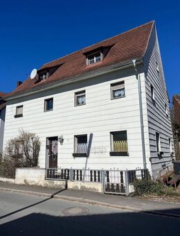 Sanierungsbedürftiges Zweifamilienhaus mit großem Potenzial! Garagen und Scheune auf dem Grundstück - Rohr (Bayern)