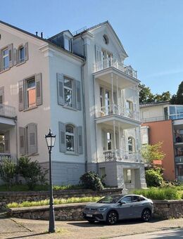 Frei: Dreizimmerwohnung mit zusätzlichem Esszimmer in herrschaftlicher Villa, zentral in Badenweiler, Aufzug, Holzboden, neue EBK, Balkon - Badenweiler