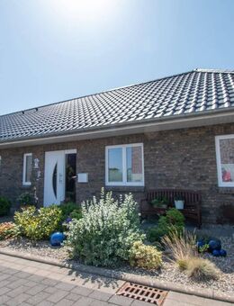 Energieeffizient und gepflegt: Doppelhaushälfte mit idyllischem Garten und Carport - Schleswig