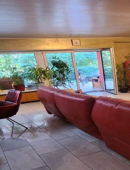 Großzügiges Mehrfamilienhaus in Bungalow-Bauweise mit Einliegerwohnung und Garten in Kelsterbach - Kelsterbach