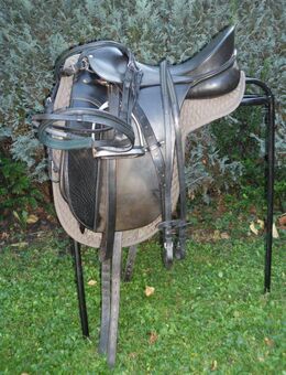 Guter schwarzer Dressursattel von Höpfner Hannover 17 Zoll KW 32 mit Trense - Bad Lausick Zentrum