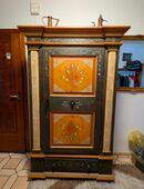 Antiker Bauernschrank – dunkel lasiert & handbemalt in 58455