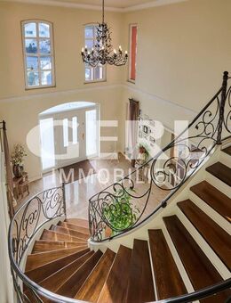 Imposante Villa mit hochwertiger Ausstattung und Einliegerwohnung - Hunderdorf