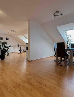 Offen, hell, besonders - Dachgeschosswohnung mit Wohlfühlfaktor - Obermichelbach