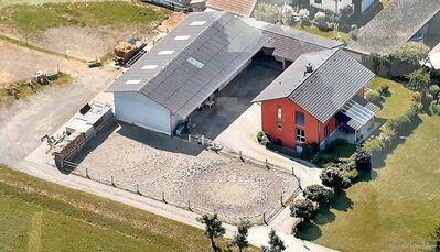 Einfamilienhaus inkl. Einliegerwohnung und Reitstall bzw. Gewerbehalle mit Reitplatz und Carport