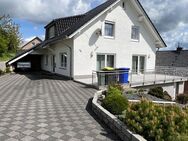Einfamilienhaus mit Swimmingpool und Solaranlage in Beverungen - Beverungen