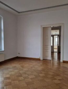 Großzügige Etagenwohnung mit separatem Eingang und 2 Balkonen - Neukirchen (Pleiße)