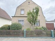 Gepflegtes Zweifamilienhaus mit schönem Grundstück und Garage in Hemelingen - Bremen