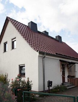 Wermsdorf - Wohnen, wo andere spazieren gehen - Doppelhaushälfte am Schloss mit großem Grundstück - Wermsdorf