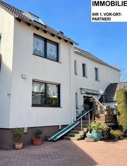 LORENZ-Angebot in Bochum: Gepflegtes Mehrfam.-haus mit 4 WE + 6 Garagen + kl. Hinterhof-Werkstatt. - Bochum