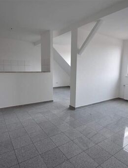 Altbaucharme in Kray! Gepflegte 2-Zimmer-Wohnung im DG zu vermieten - Essen