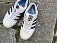 Dreckige lange getragene Adidas Schuhe in 50935