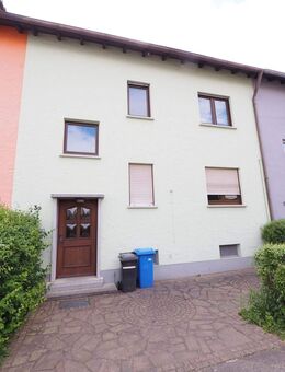 Reihenmittelhaus bestehend aus zwei getrennten 2-Zimmerwohnungen mit Garten und einer Garage in Fürth-Burgfarrnbach - Fürth