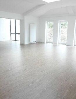 Sehr helle große ruhige Wohnung mit Pyramiden-Fenstern und großem Komfort-Badezimmer - Hameln