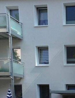 Frei ab 01.01.26! Nordstadt und mit Balkon! Helle 2,5-Zimmer-Wohnung im 1.Stock, zentrale aber ruhige Lage in Rennweg - Nürnberg