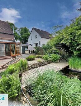 Holzwickede: Schönes, freistehendes Ein-/Zweifamilienhaus mit großem Garten, Gartenteich und Garagen - Holzwickede