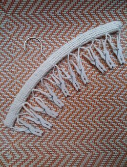 Kleiderbügel aus Holz, weiß umhäkelt mit Klammern - Hannover