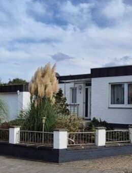 Alleinstehendes Einfamilienhaus mit Garagen und Garten (Bungalow) - Voerde (Niederrhein)