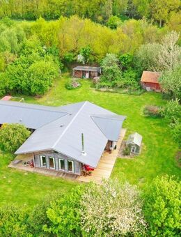 Holzhaus mit einem ca. 3200 m² großen Grundstück - Frestedt