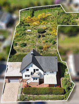 Großes Ein- bis Zweifamilienhaus auf traumhaftem Grundstück in Hiddenhausen - Hiddenhausen