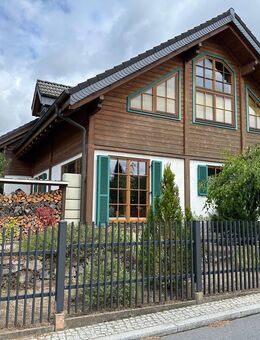 Einfamilienhaus als Doppelhaushälfte: Stilvolles Holzhaus mit Carport in Weinböhla bei Dresden - Weinböhla