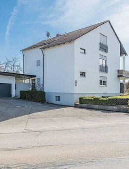 Top-sanierte Dachgeschosswohnung mit Garage und EBK in idyllischer Lage - Pentling