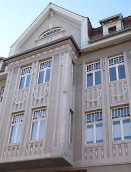 Zentraler geht es nicht! Frisch hergerichtet! Dachgeschosswohnung mit kleinem Balkon am Karlsplatz! - Bernburg (Saale)