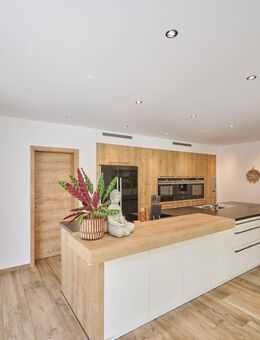 Perfekte Synergie aus Wohnen und Arbeiten: Moderne Immobilie mit Wohnhaus, Büro und Gewerbehalle - Niederwinkling