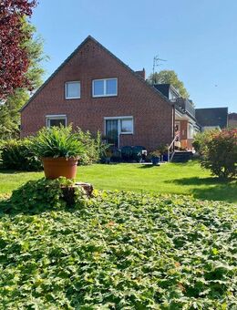 Vielseitiges Wohn- und Geschäftshaus mit Garage, Parkplätzen und großem Eigenlandgrundstück - Stockelsdorf