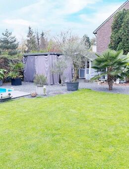 Freistehendes Zwei-Familienhaus mit großem Garten und Garage in DU-Bergheim - Duisburg