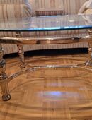 Ovaler Couchtisch aus Glas eingefasst im goldenen Gestell in 64658